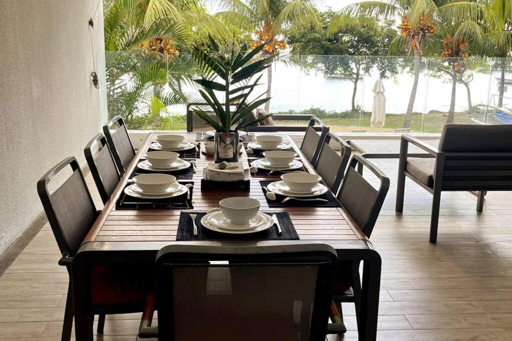 Latitude Luxury Seafront Suite Rivière Noire Zewnętrze zdjęcie